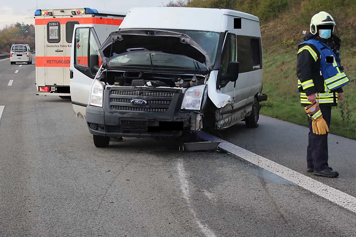 Ein Verletzter bei Verkehrsunfall in Steinbach - Kleintransporter kracht in die Schutzplanken