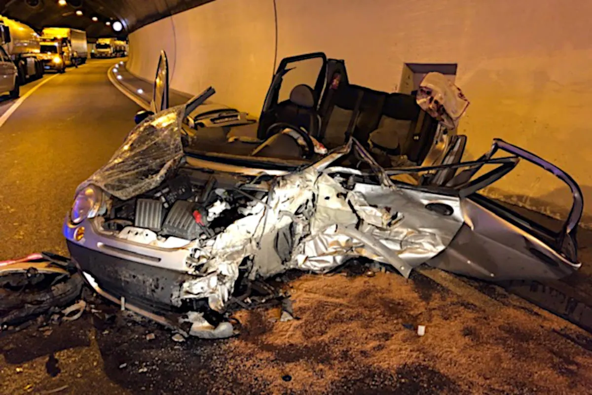 Schwerer Verkehrsunfall im Barbarossatunnel auf der B10 bei Annweiler