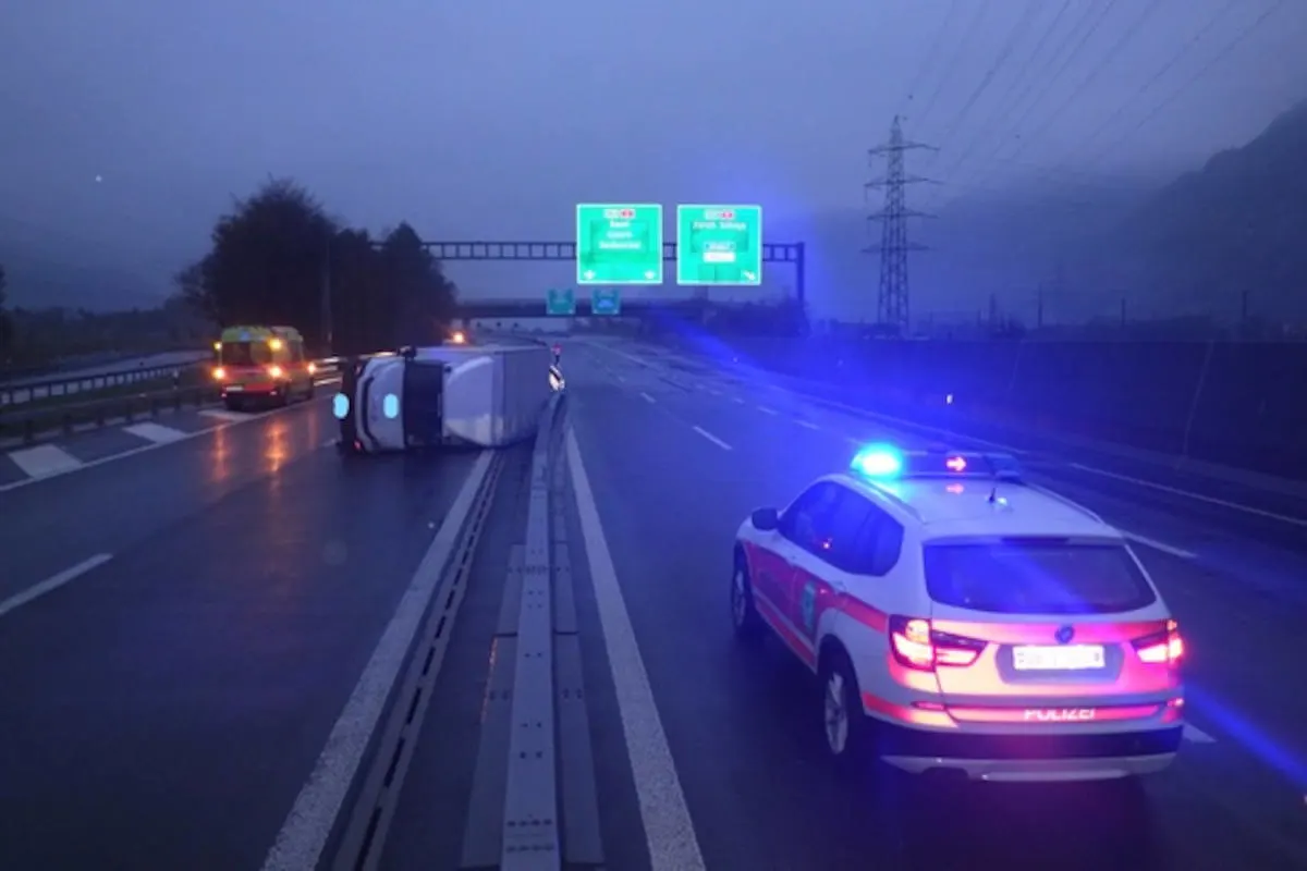 Unfall Altdorf UR - Lastwagen kippt auf A2 bei Altdorf auf die Seite