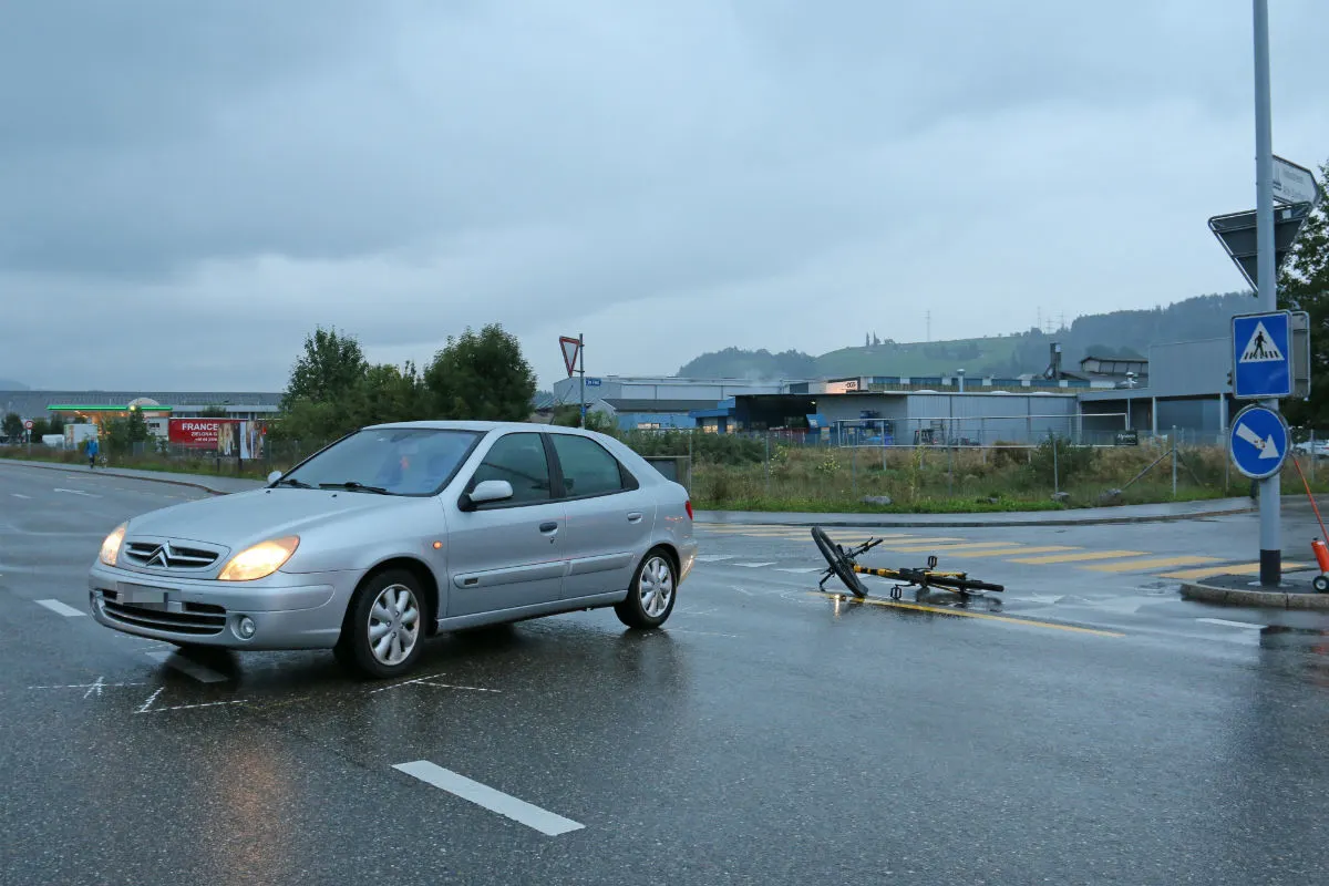St. Gallen SG - Autofahrer übersieht E-Bike