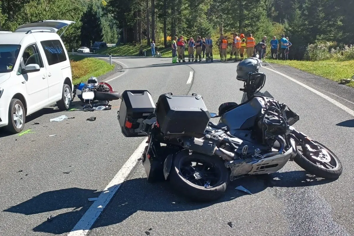 Hinterthal S – Zwei Motorradfahrer bei Unfall verletzt