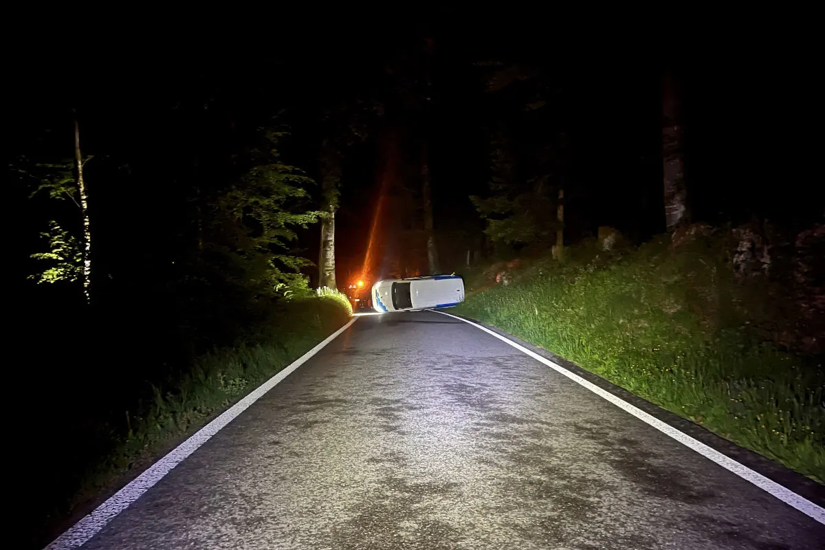 Selbstunfall in Reitnau AG – Lieferwagen auf Seite gekippt