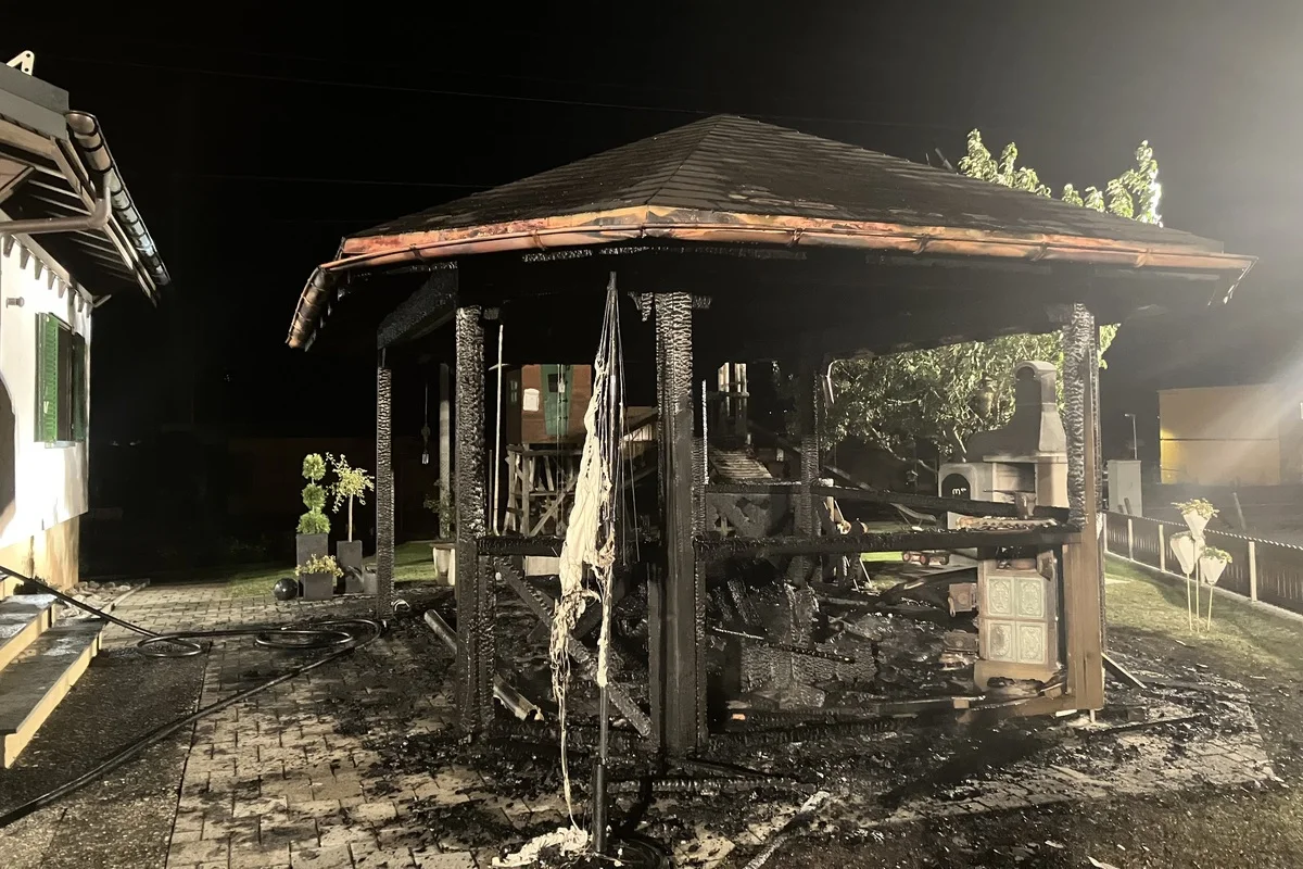 Bilten GL - Holzpergola in Brand - Feuerwerksrakete gefunden