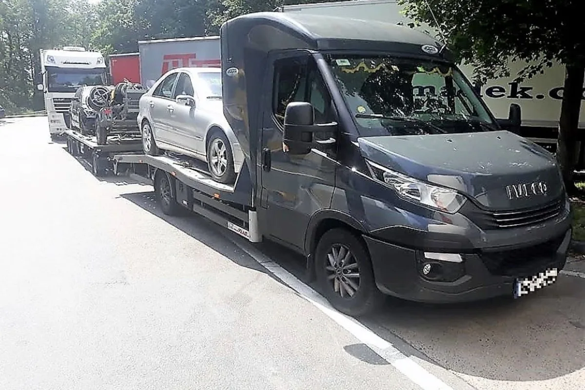Chauffeur auf der A3 bei Mollis GL in Kontrolle hängengeblieben