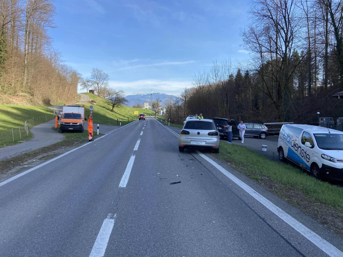 Unbekannter Fahrer flüchtet nach Verkehrsunfall in Sins AG