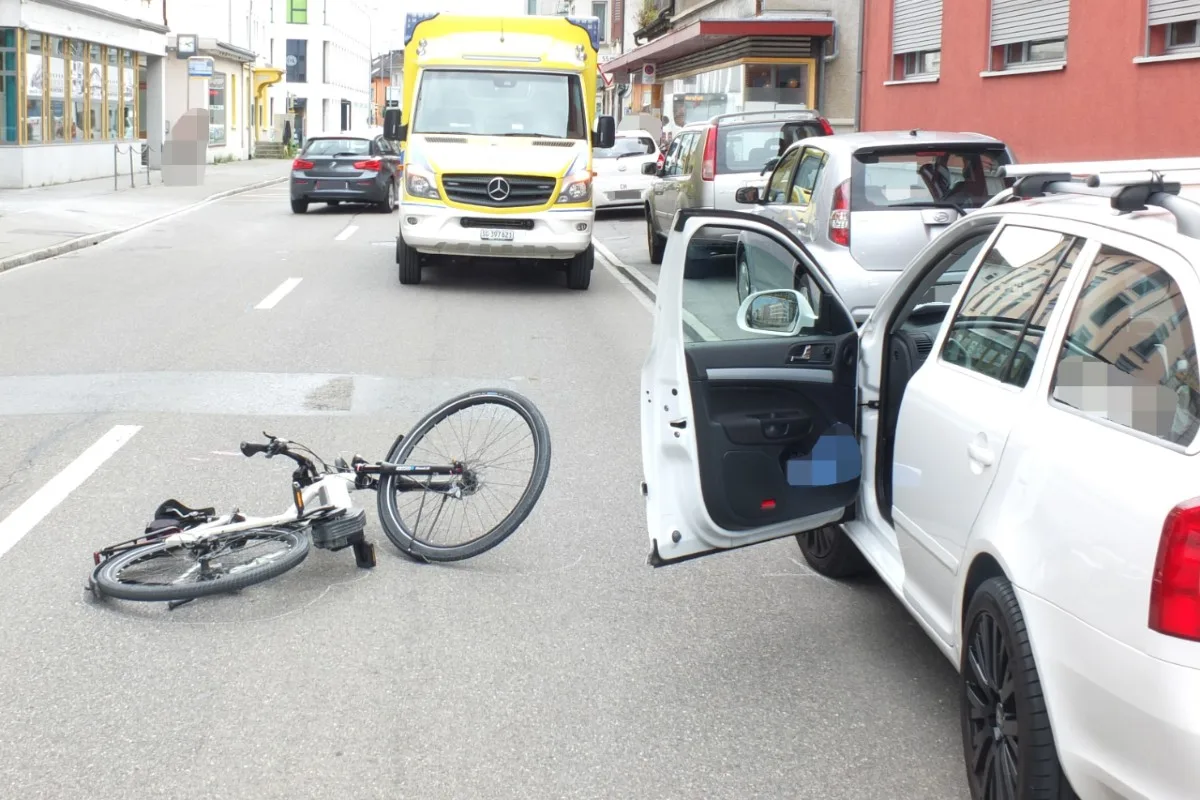 Unfall in Heerbrugg SG - E-Bikefahrer prallt in geöffnete Autotür