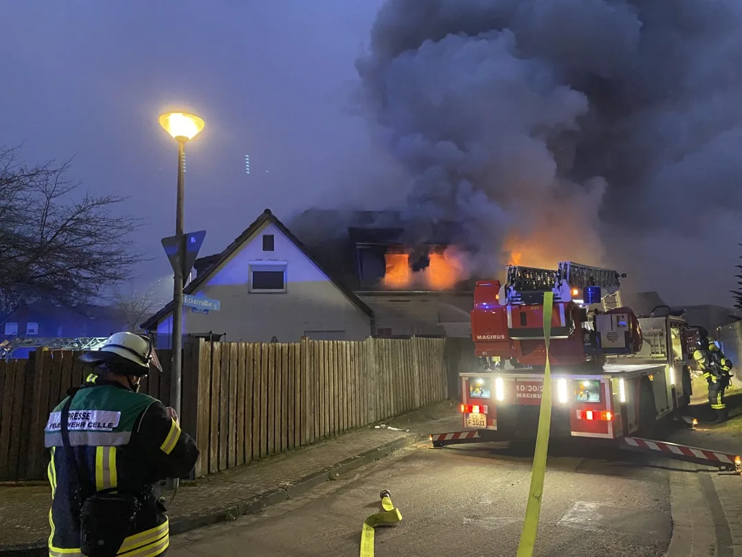 Wohngebäudebrand in Celle - Feuerwehr im Großeinsatz!