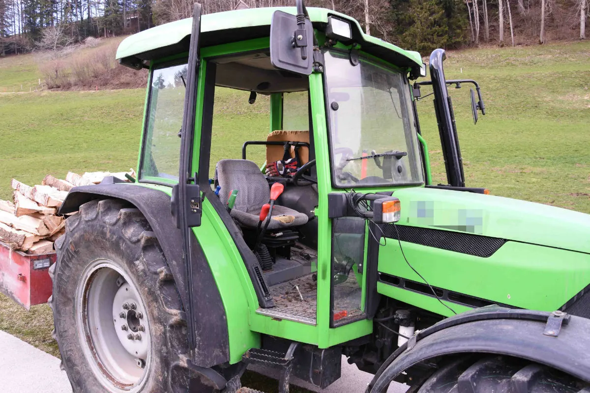 Krinau SG -  Kind von Traktor gestürzt und verletzt