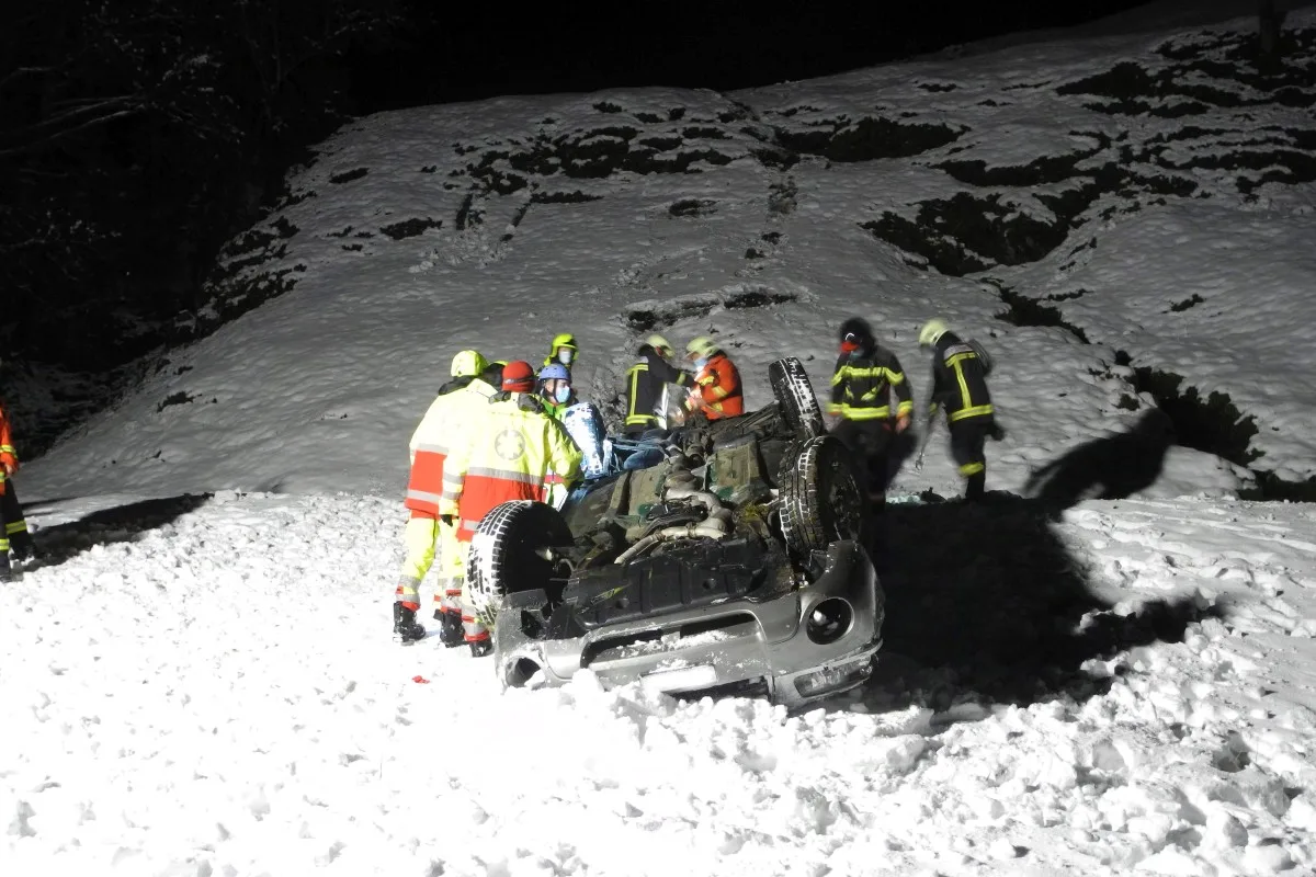 Tragischer Selbstunfall in Muotathal SZ -21-Jähriger verunfallt auf schneebedeckter Strasse schwer!
