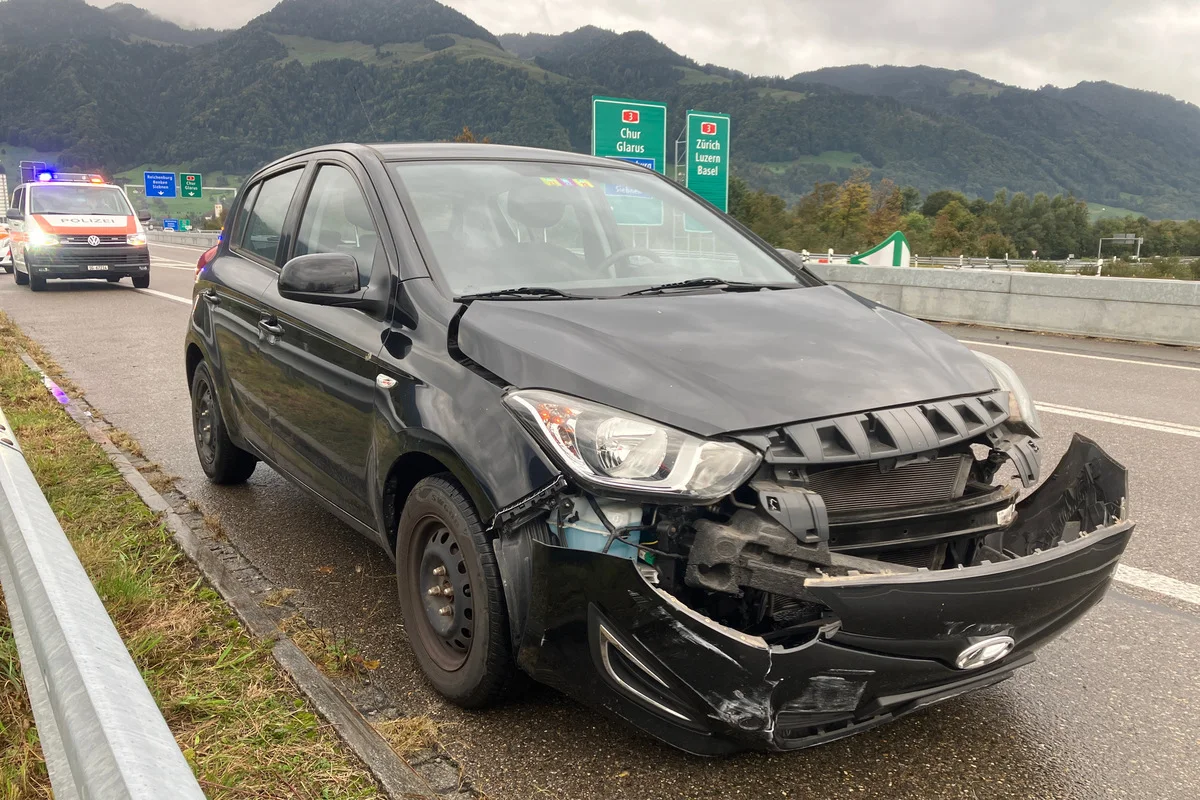 A3 in Benken SG - Mit einer Leitplanke kollidiert 