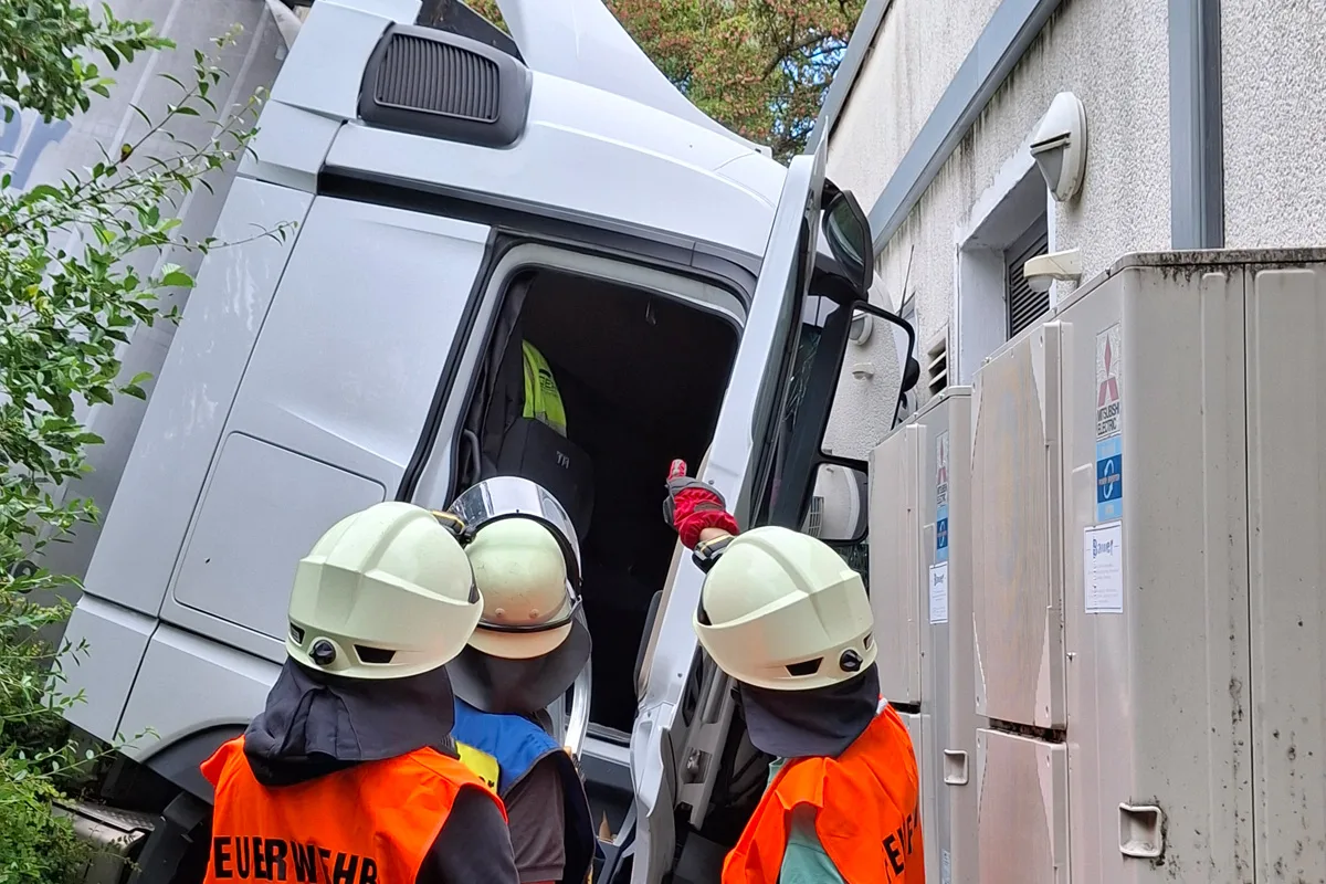 Calw BW – Lkw stürzt Böschung hinunter