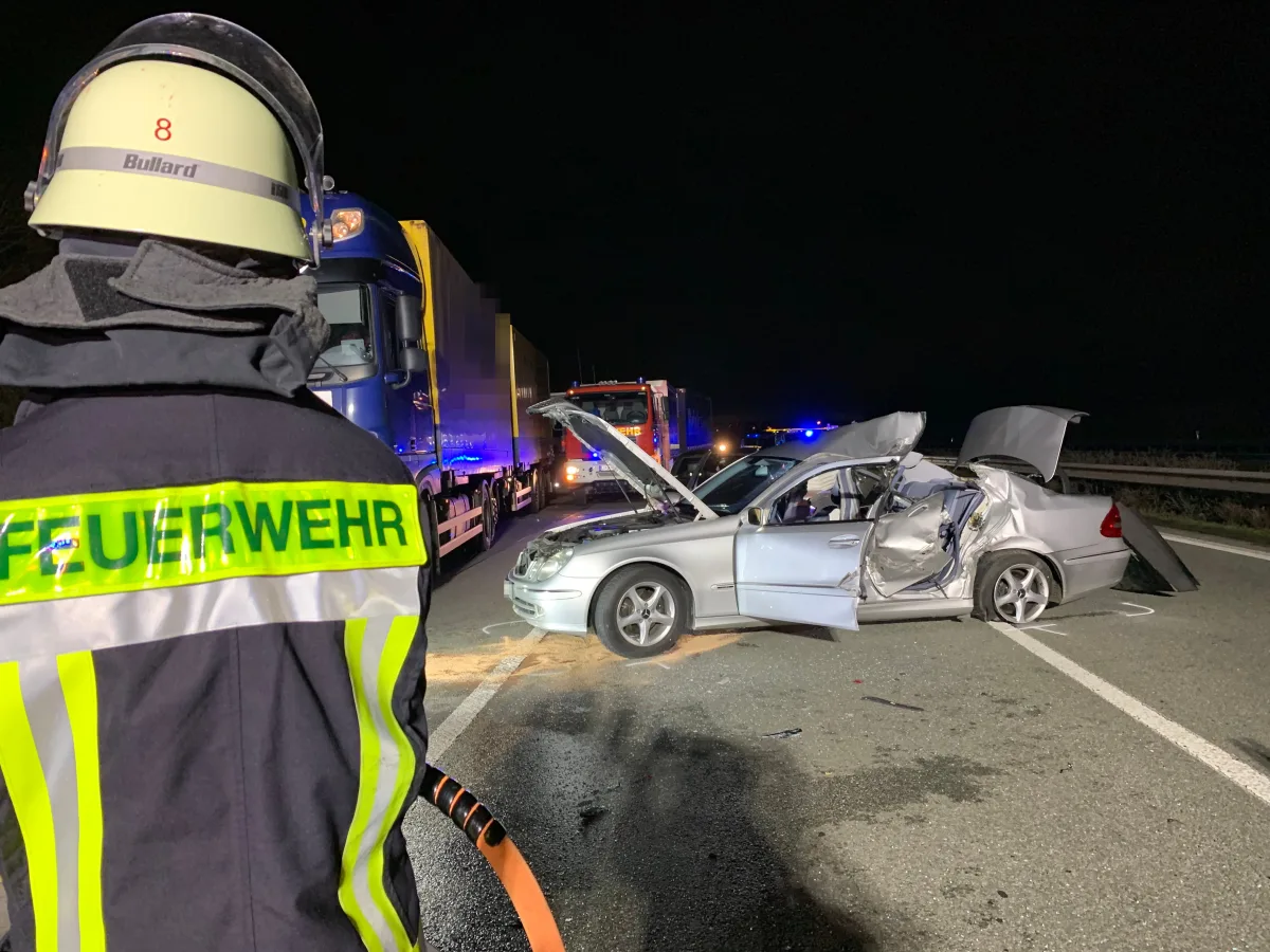 A2 Bad Salzuflen – Zwei Menschen bei Unfall mit Lkw verletzt