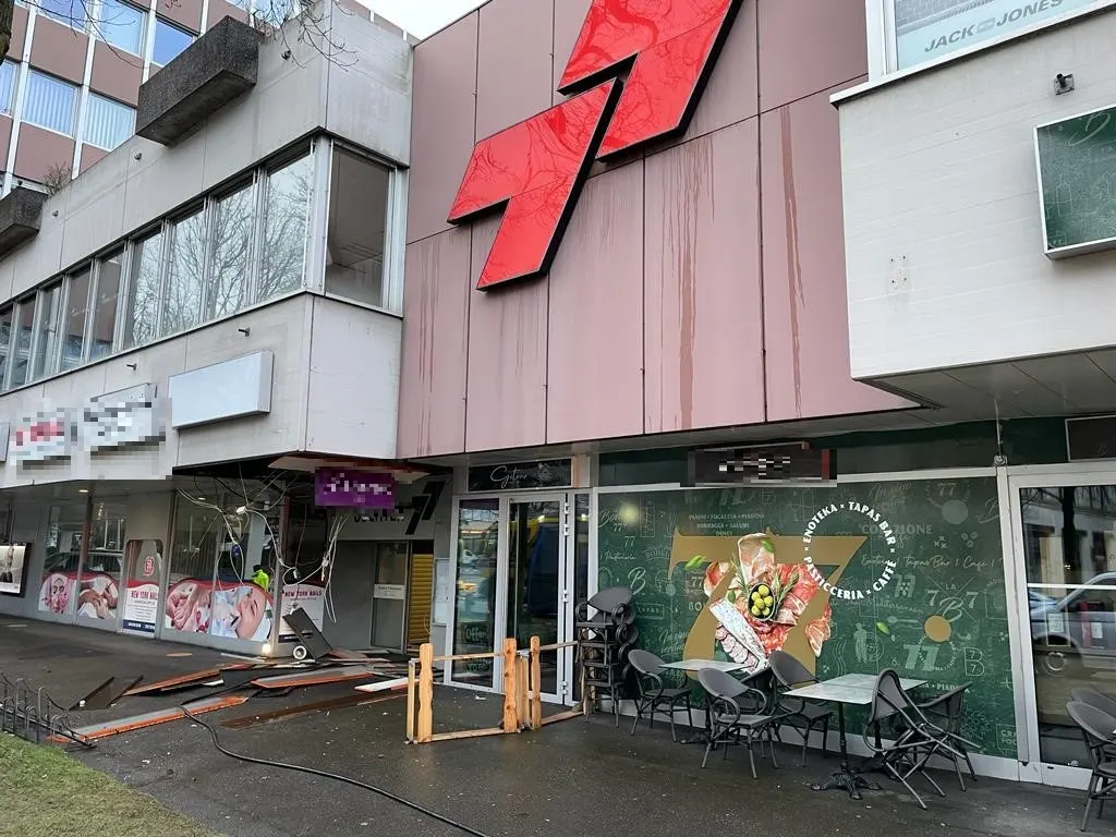 Uster ZH: Grosser Sachschaden durch Brandstiftung in Einkaufszentrum