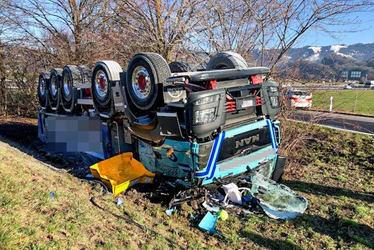 Unfall an der A3 bei Reichenburg – Selbstunfall mit Lastwagen fordert Verletzten