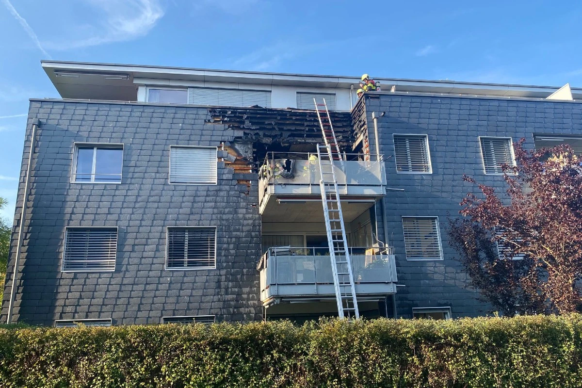 Hünenberg ZG -  Grillbrand auf Balkon - 8 Personen evakuiert