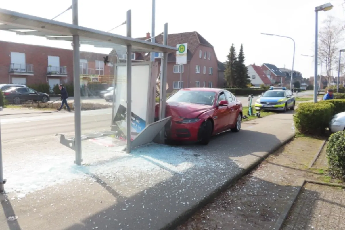Oldenburg - 74-jähriger verliert Kontrolle beim Einparken - Jaguar landet in Bushaltestelle
