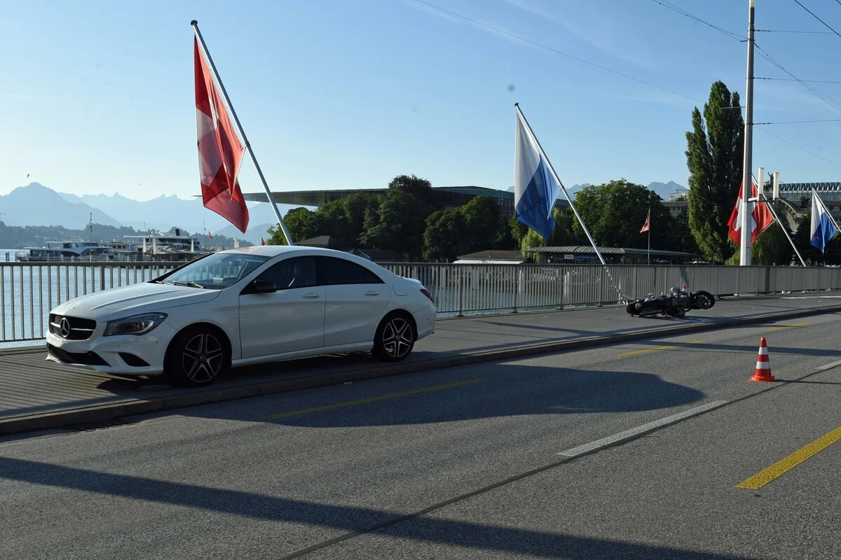 Stadt Luzern - Unfall auf der Seebrücke mit zwei Verletzten 