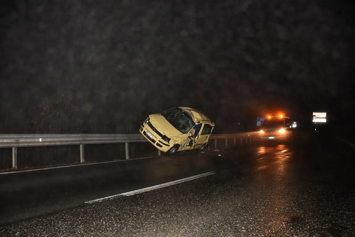 Scuol GR - Auto gerät Abhang hinunter und überschlägt sich