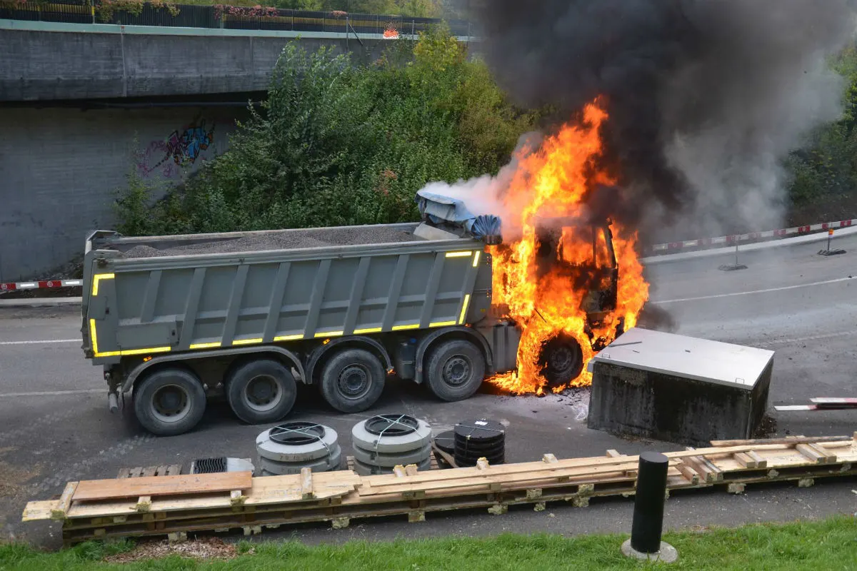 Eptingen BL - Lastwagen gerät in Brand und wird komplett zerstört