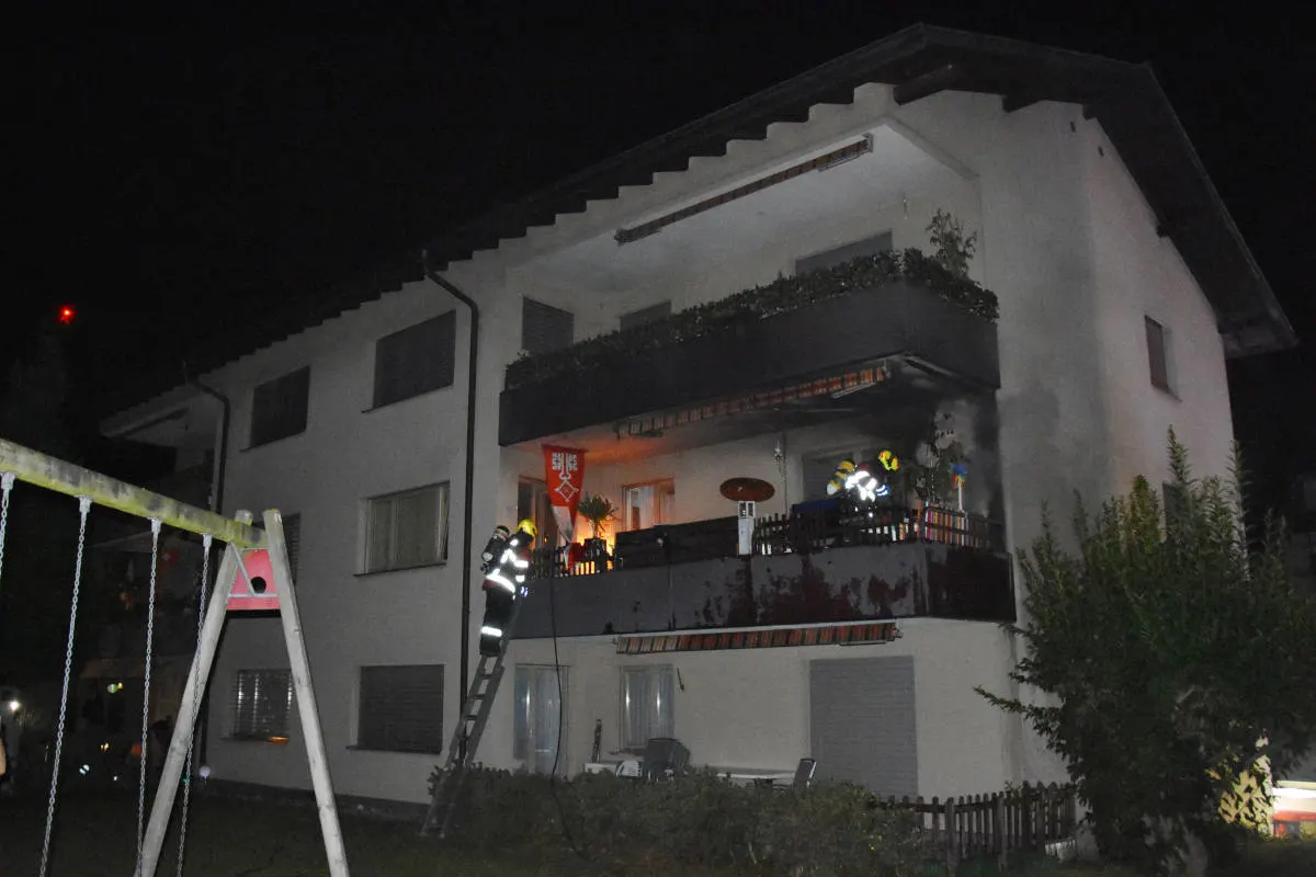Buochs NW - Brand auf Balkon eines Mehrfamilienhauses