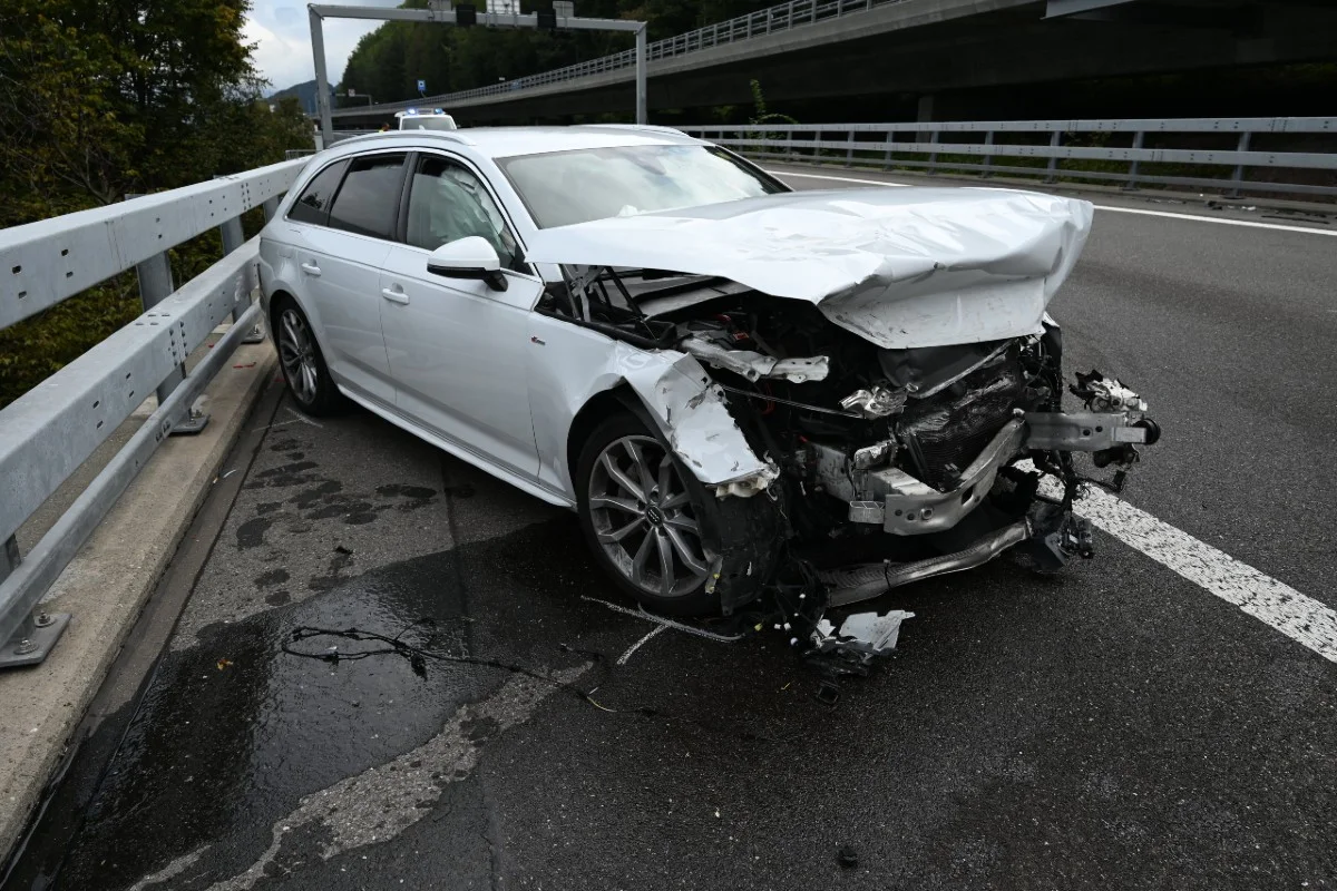 Quarten SG - 36-Jähriger verliert Kontrolle über Audi und verunfallt
