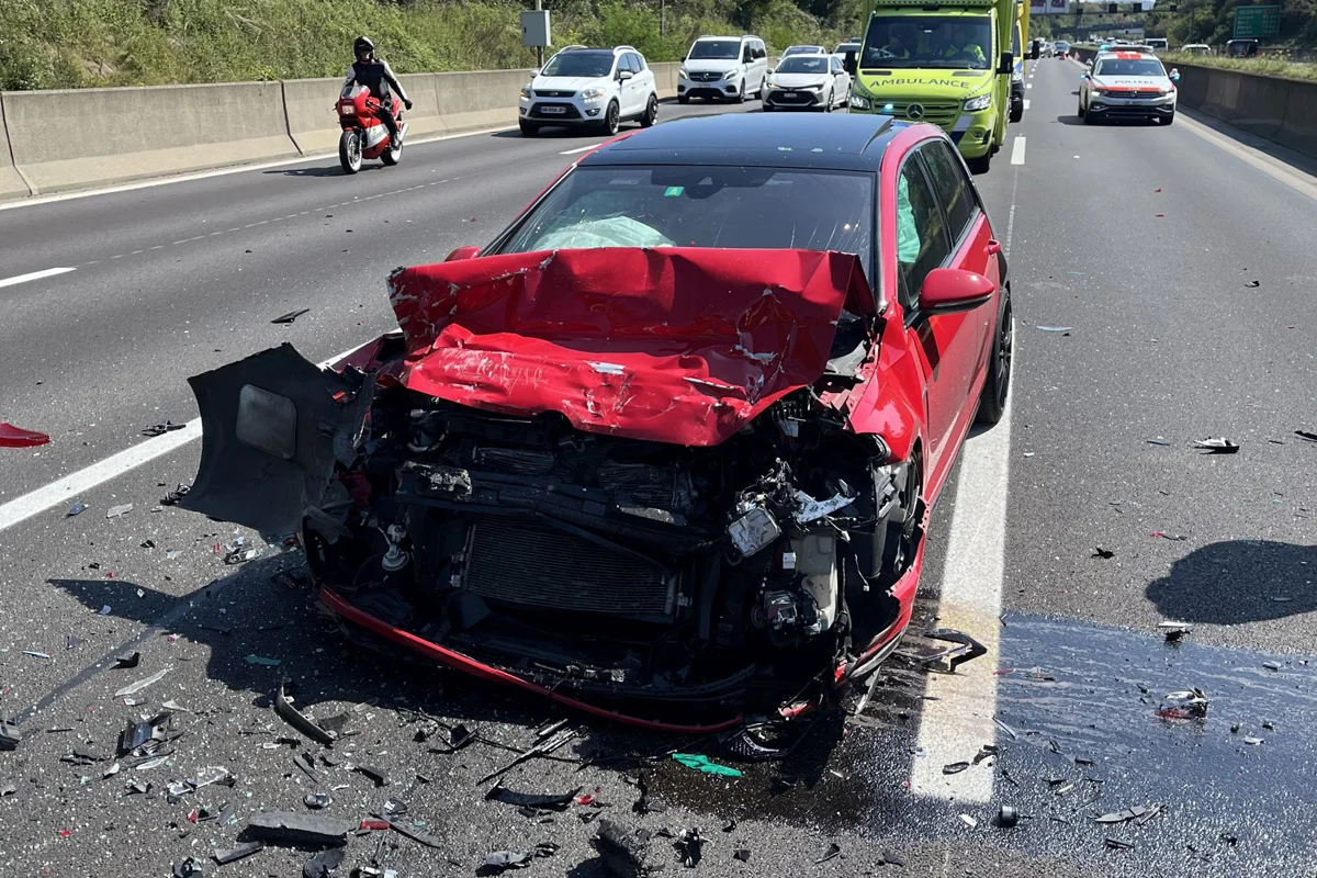 A2 Muttenz BL – Sieben Personen bei Auffahrkollision mit vier Pkw verletzt