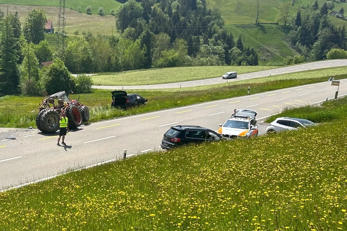 Trogen AR - Totalschaden nach Kollision zwischen Auto und Traktor