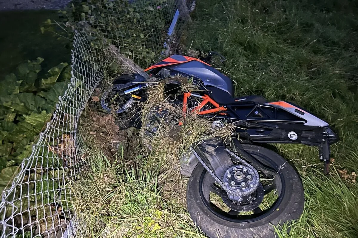 Strengelbach AG - Motorradfahrer stürzt einen Abhang hinunter