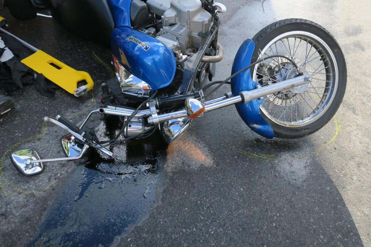 Hätzingen GL – Kollision zwischen Lieferwagen und Motorrad