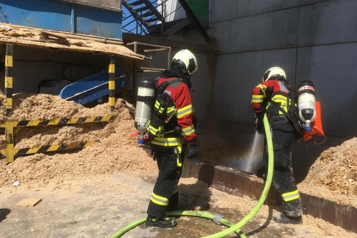 Cham ZG - Feuerwehreinsatz bei der Pavatex