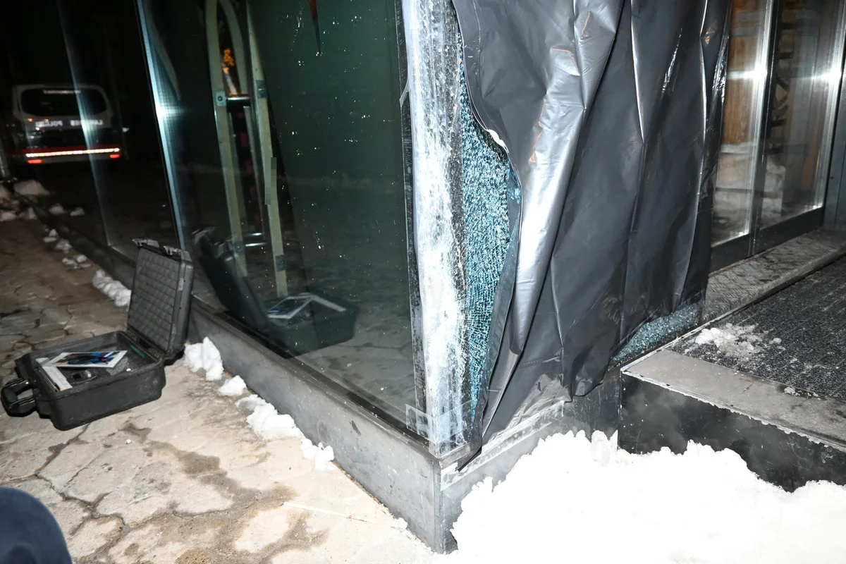 Malbun FL – Gegen die Glasscheibe eines Hotels gefahren