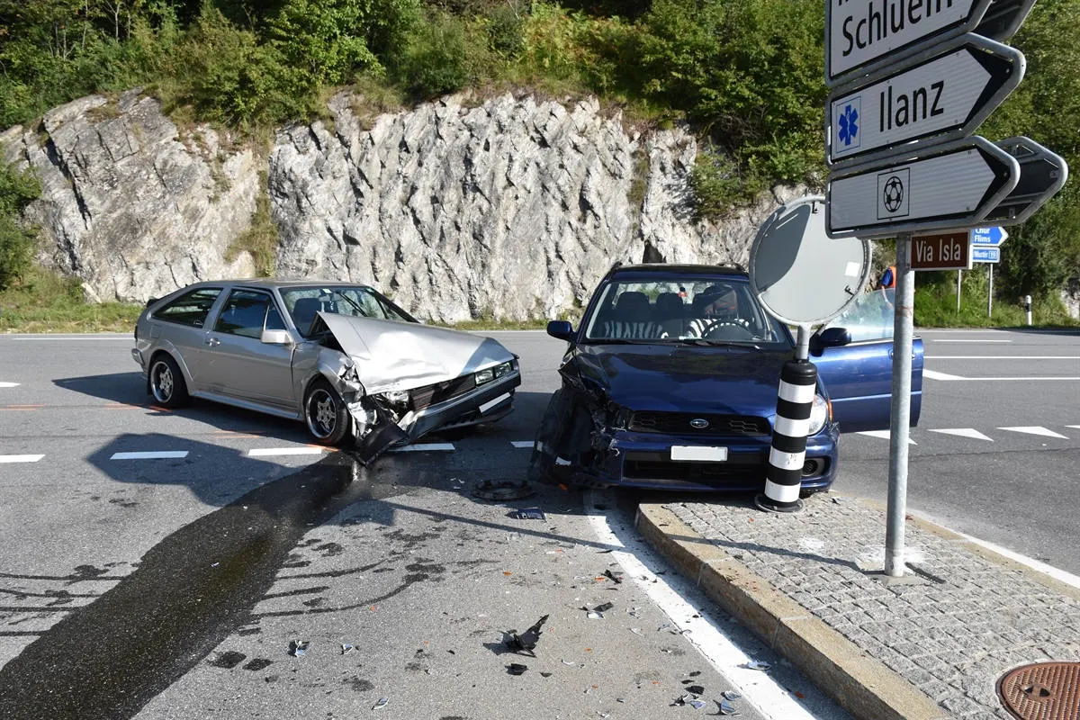 Schluein GR - Seitliche Frontalkollision fordert einen Verletzten