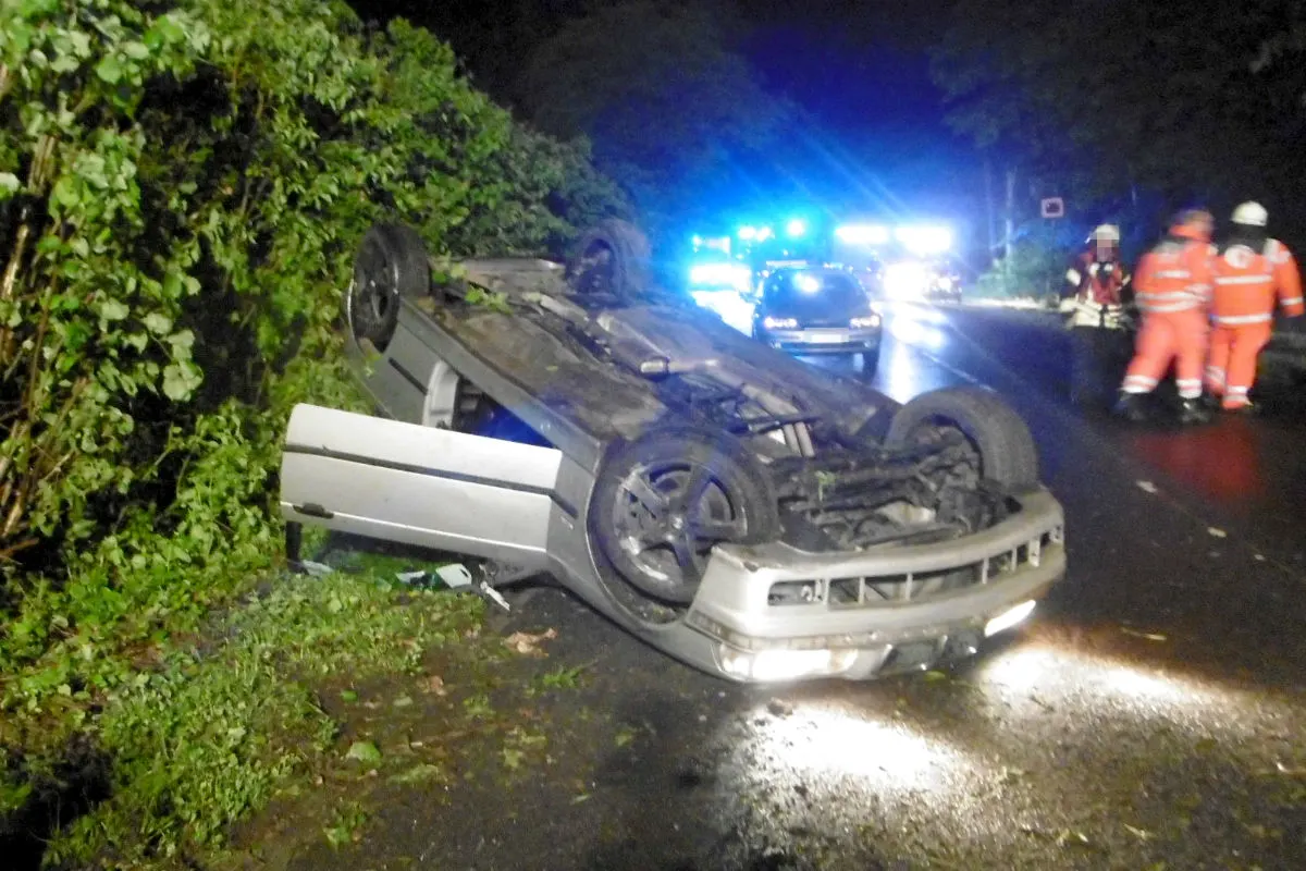 Gestohlenes Auto landet auf dem Dach