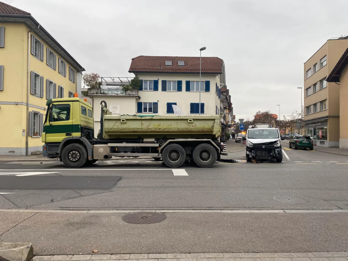Cham ZG – Lastwagen übersehen und heftige Kollision verursacht
