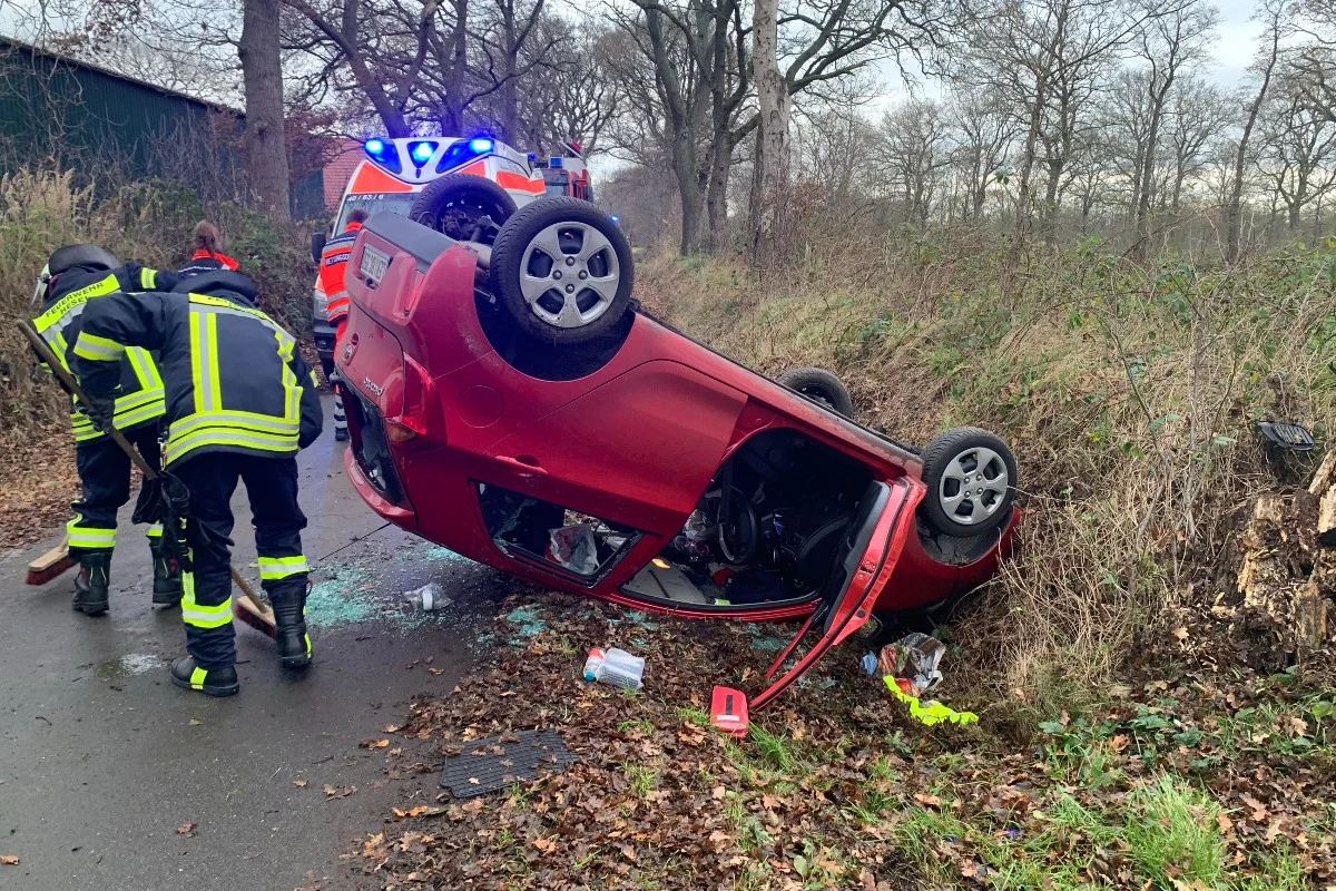 Verkehrsunfall in Hesel – Eine Person im Fahrzeug eingeklemmt