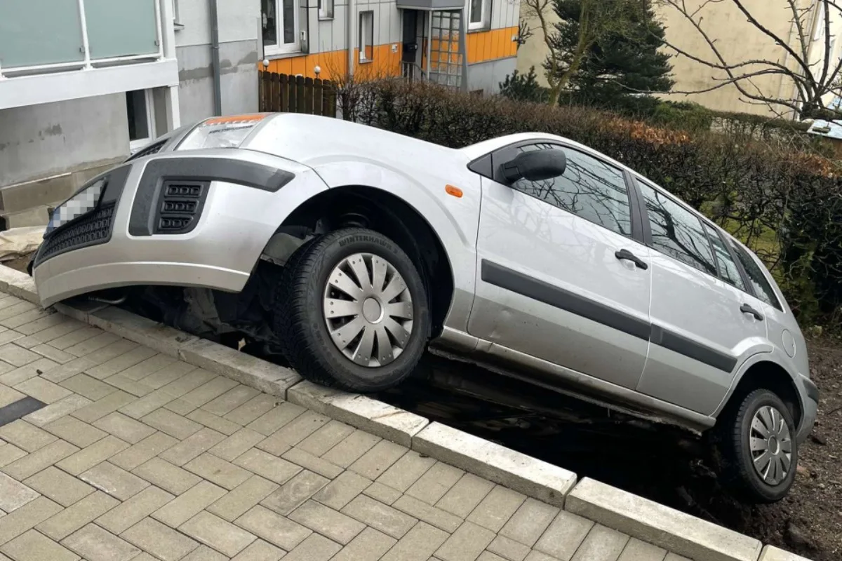 Lüdenscheid - Beim Einsteigen Handbremse gelöst - Auto rollt weg
