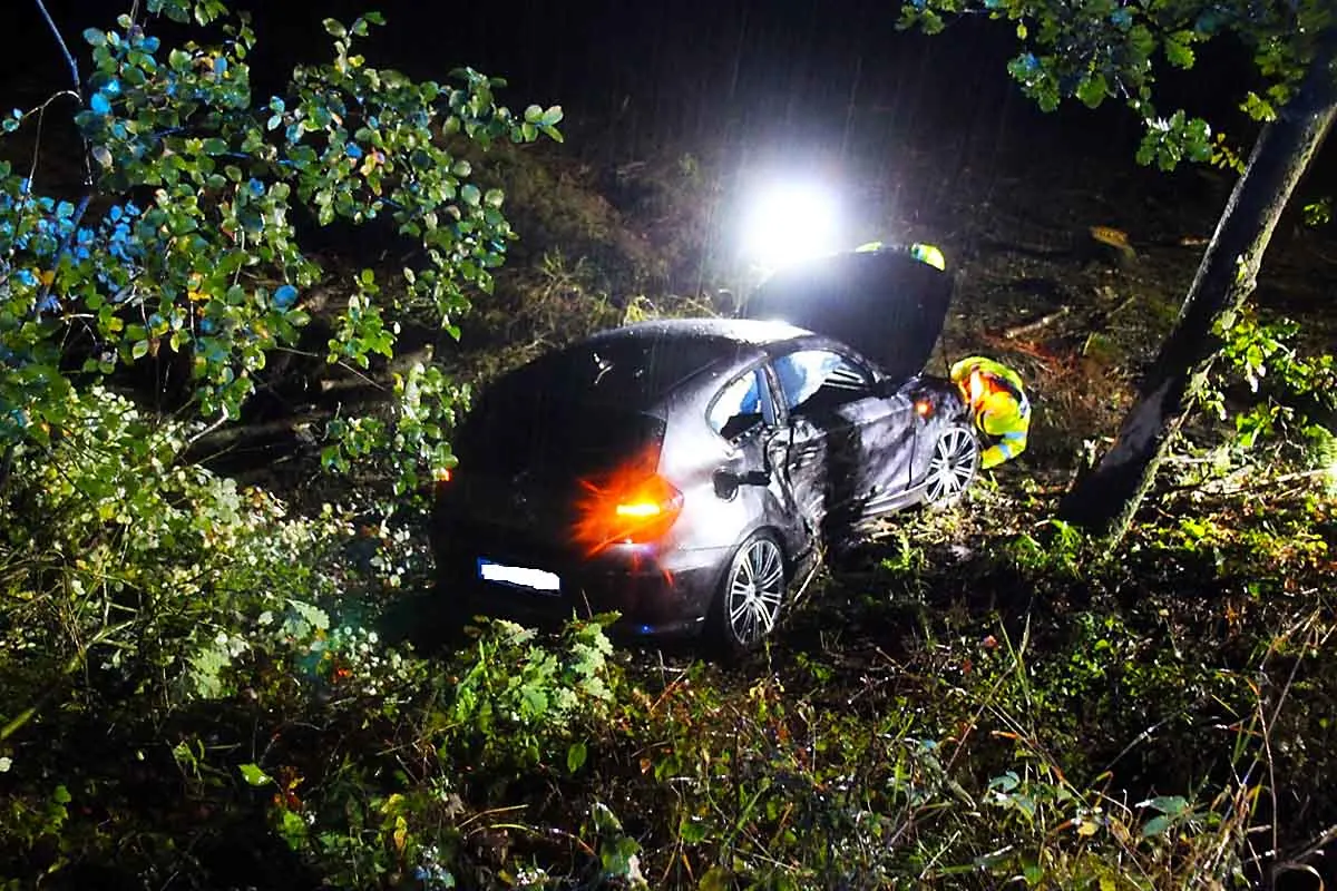 Zwei Verletzte in Hilchenbach - Auto fliegt aus einer Kurve ins Gebüsch