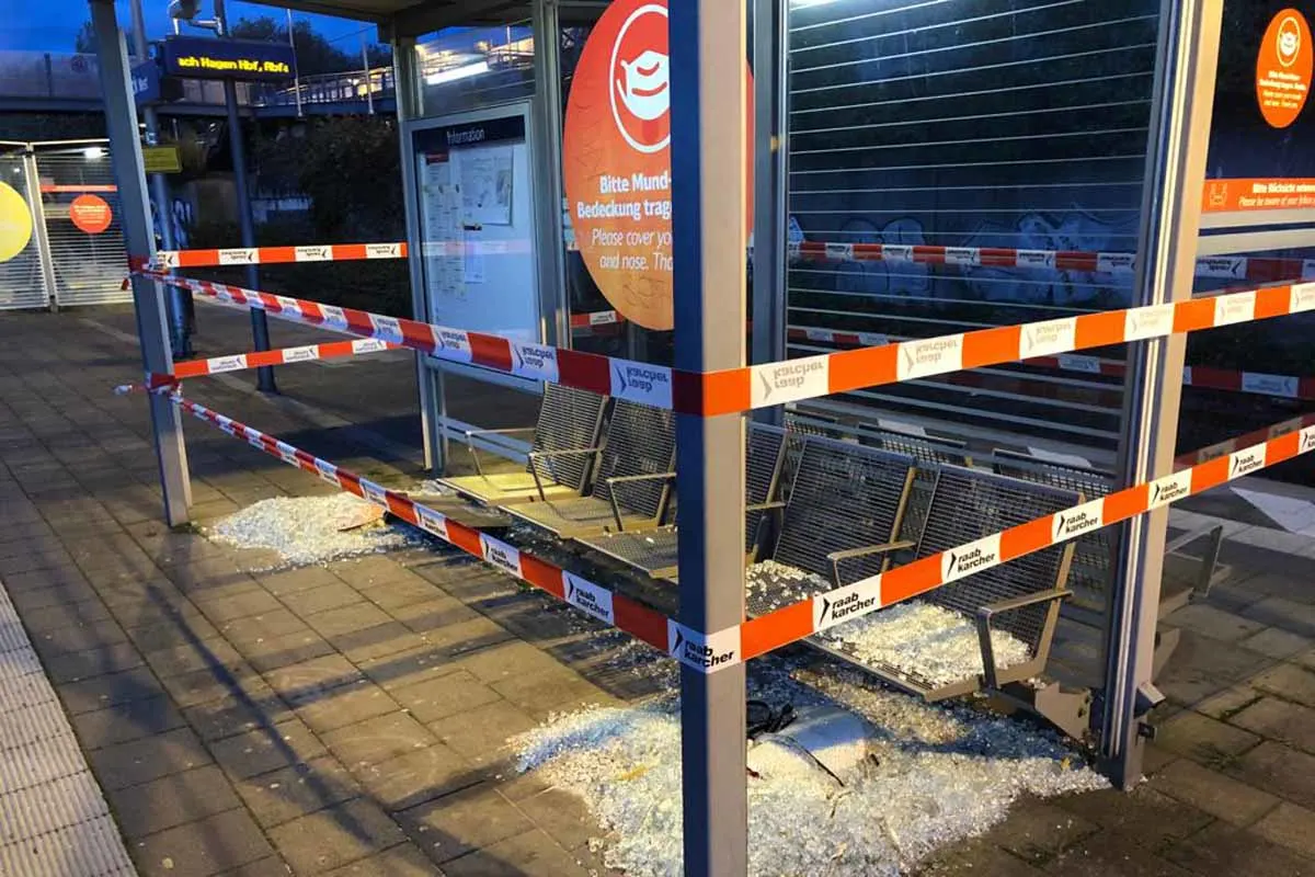 36-Jähriger mit Schutzengel in Gladbeck - Metallteil löst sich von fahrendem Zug und  trifft fast einen Reisenden auf Bahnsteig