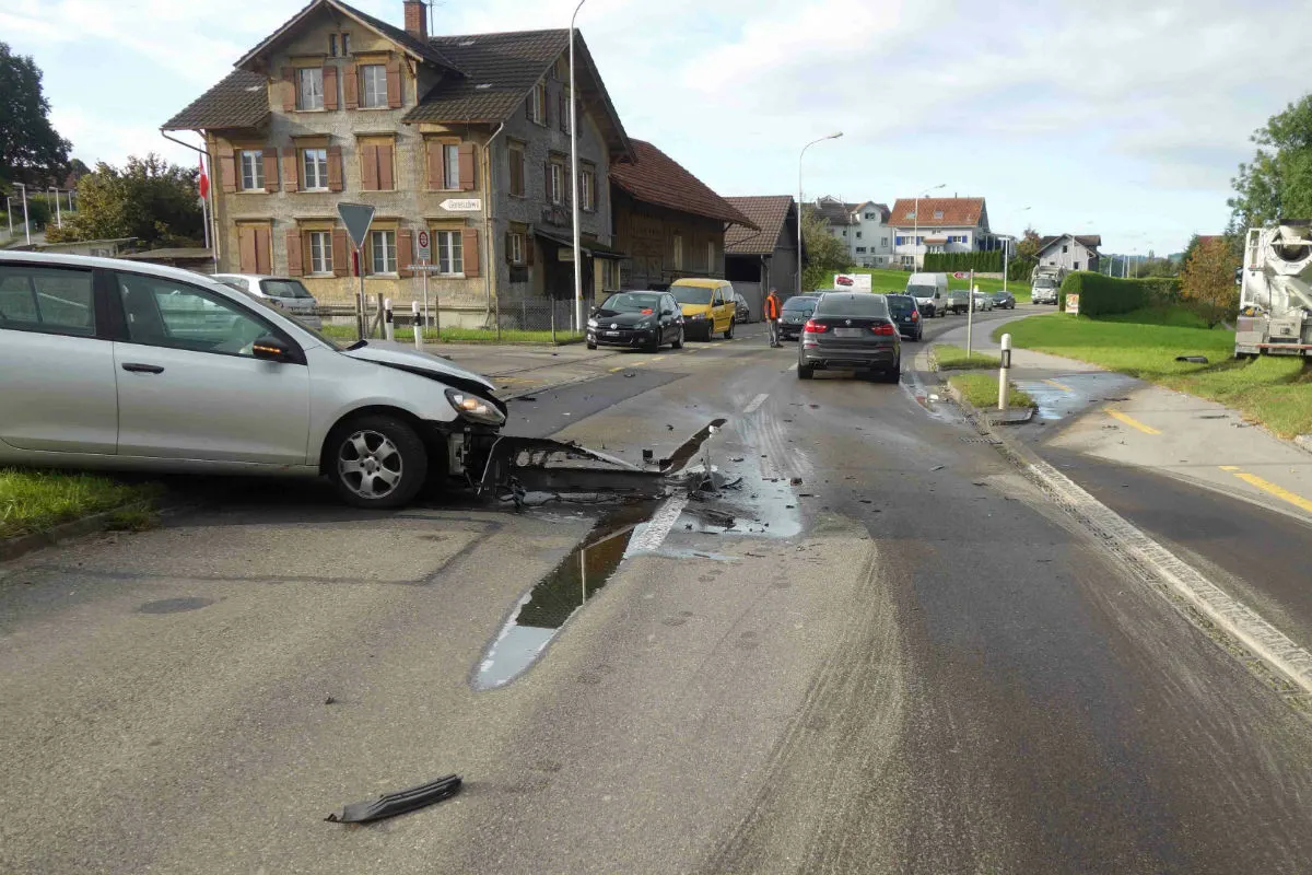 Arnegg SG - 26-Jährige nickt ein und baut Frontalkollision mit LKW