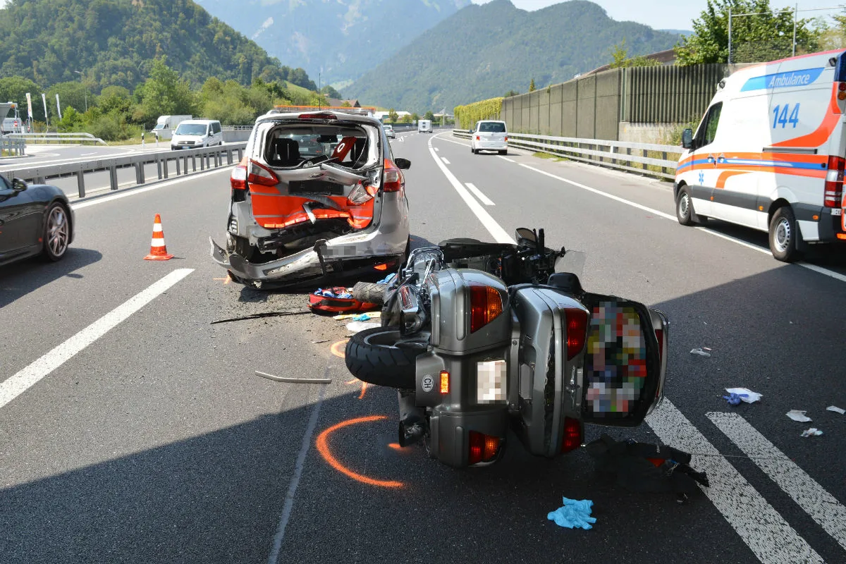 Stans NW - Motorrad fährt auf Patrouillenwagen auf 