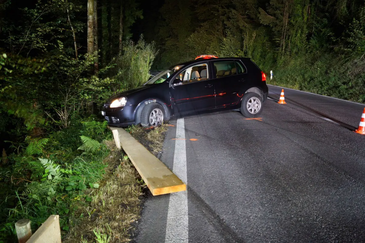 Baar ZG - Alkoholisierte Autofahrerin baut Selbstunfall