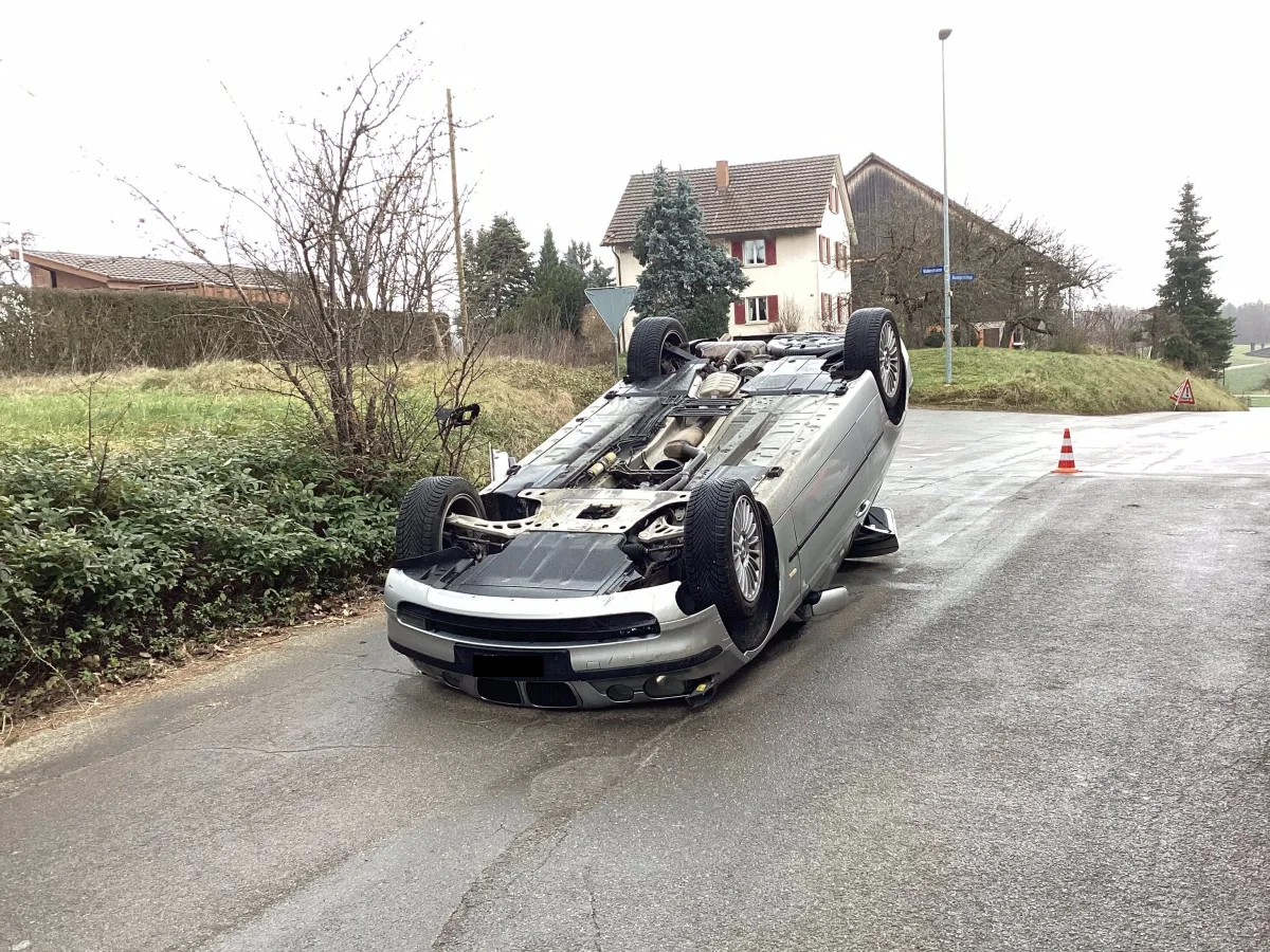 Stadt Schaffhausen – Auto überschlägt sich bei Ausweichmanöver