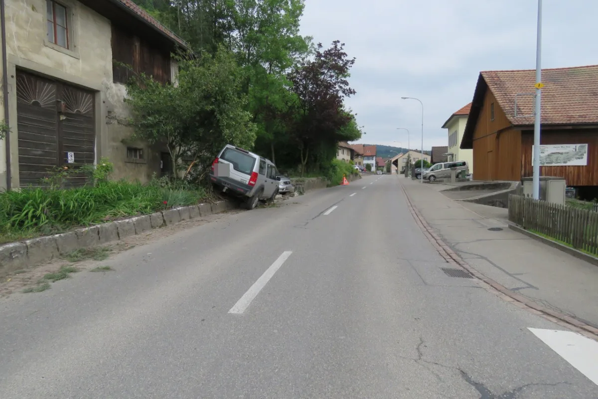 Villigen AG - Mann nickt während der Fahrt ein und baut Selbstunfall