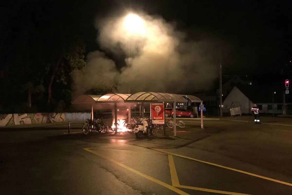 Bottmingen BL - Brand bei Fahrradunterstand - Zeugenaufruf