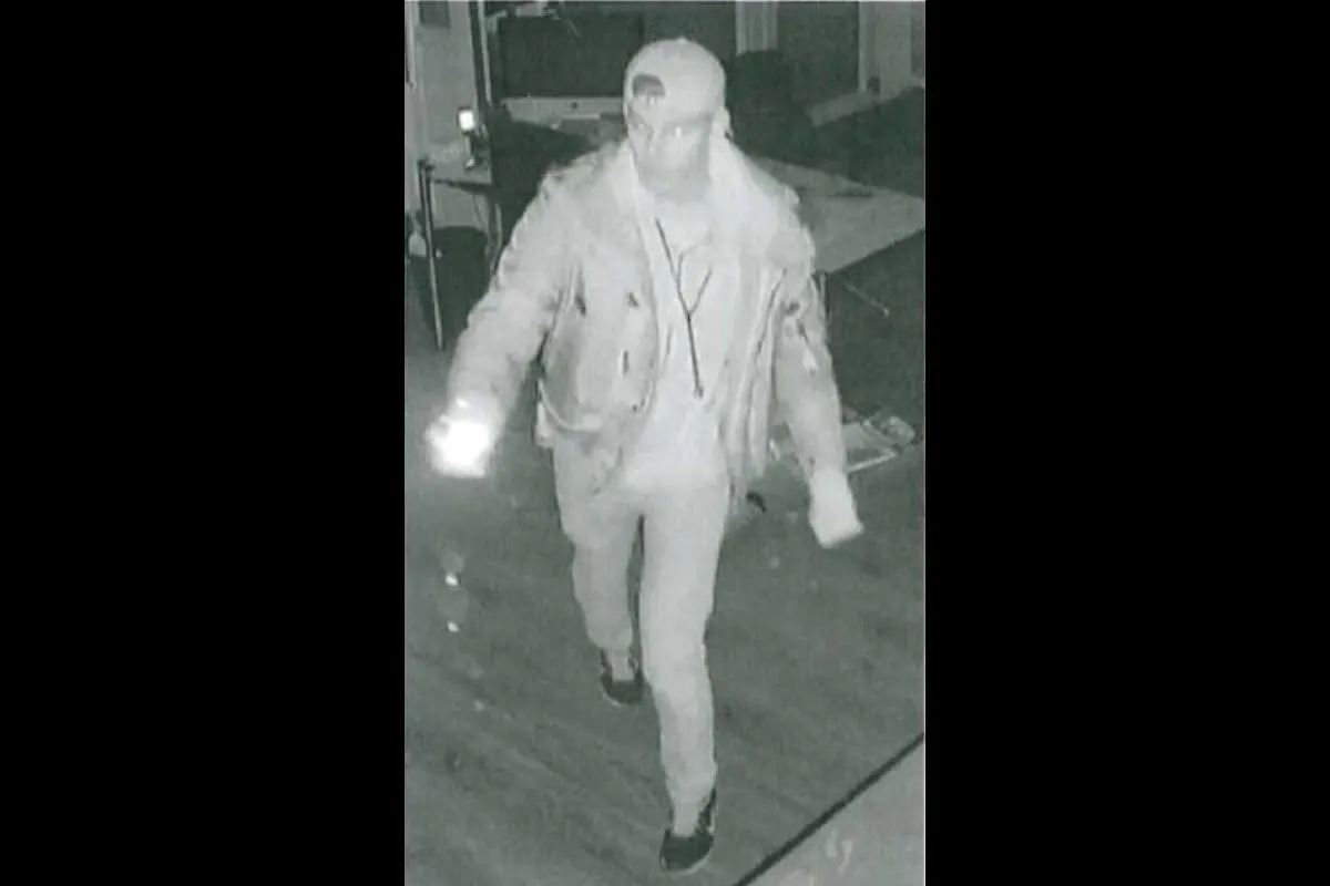 Dortmund – Einbruch in Autohaus – Die Polizei fahndet mit Fotos