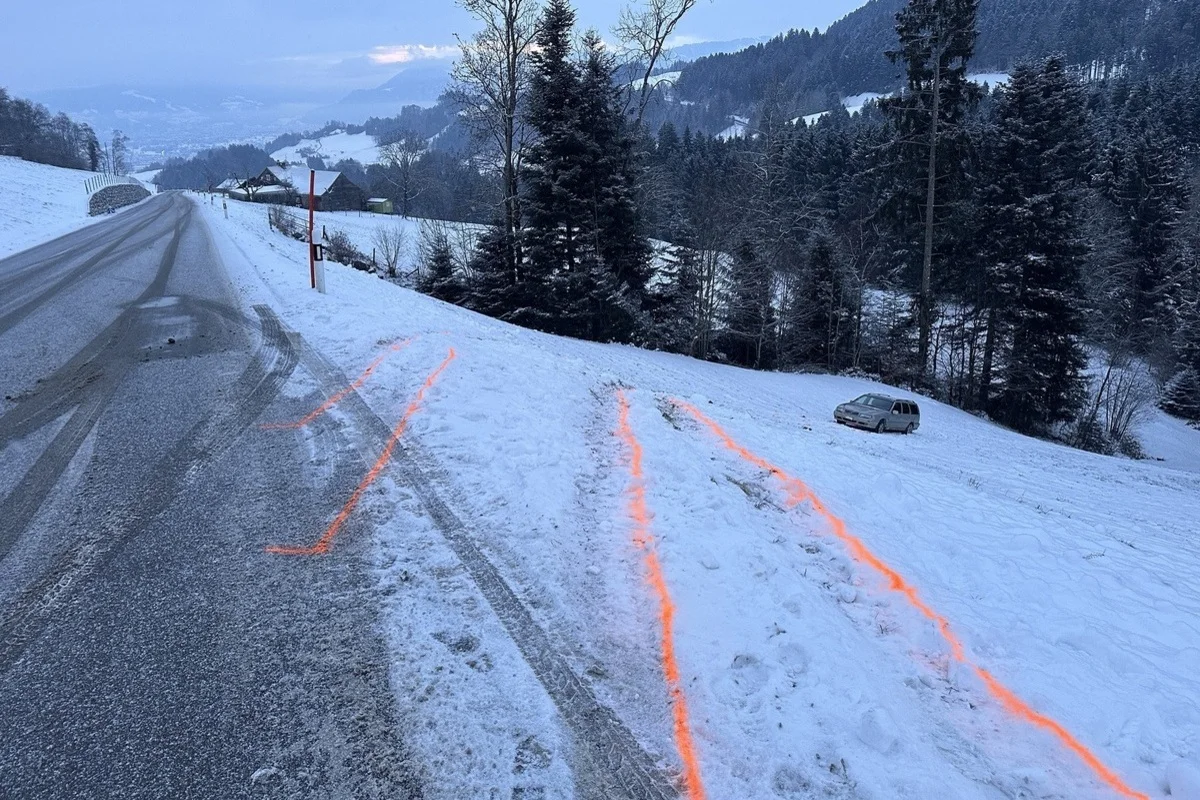 Schachen b. Reute AR – Auto rutscht bei Unfall Abhang hinunter