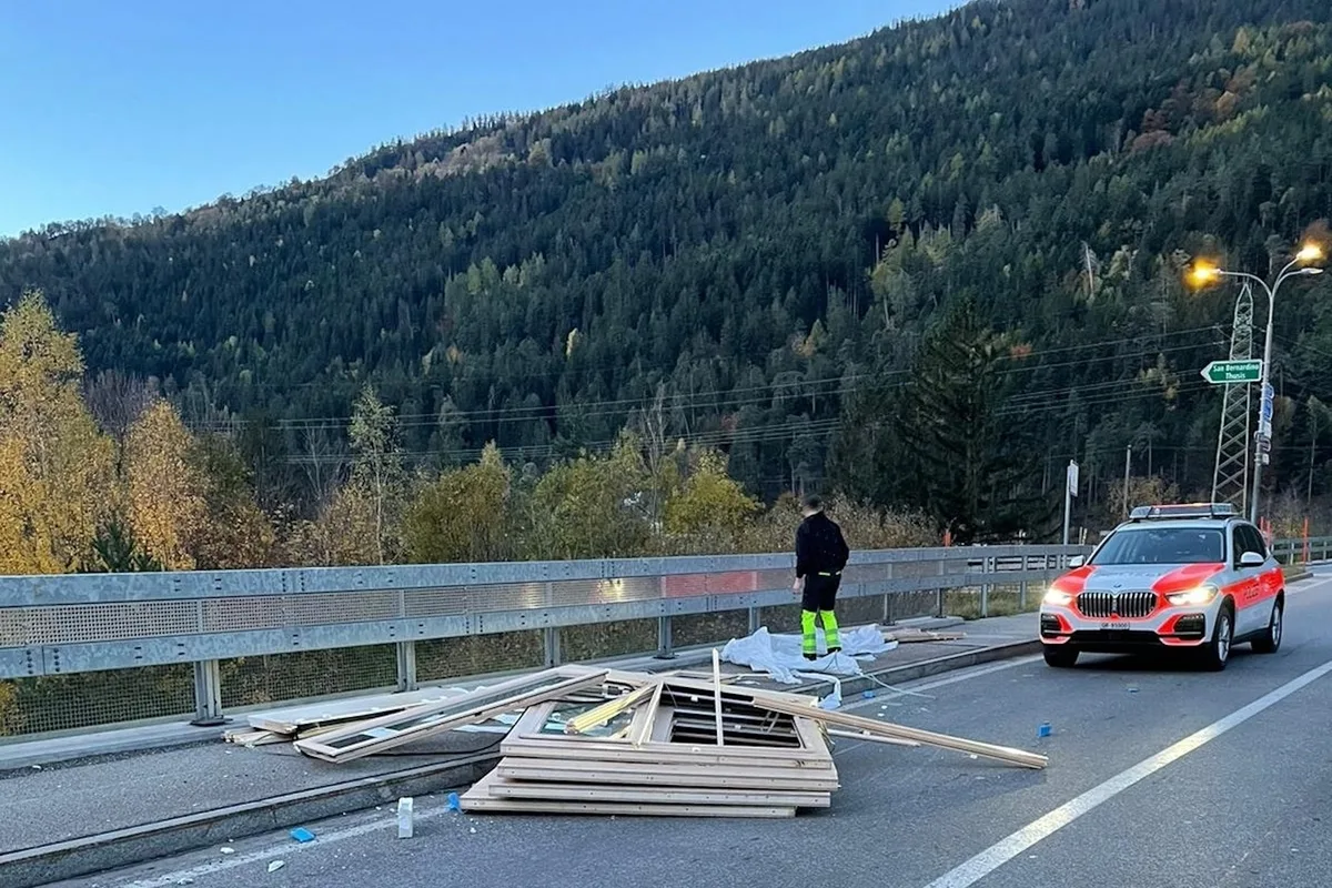 Rothenbrunnen GR - Lieferwagen verliert Ladung beim Abbiegen 