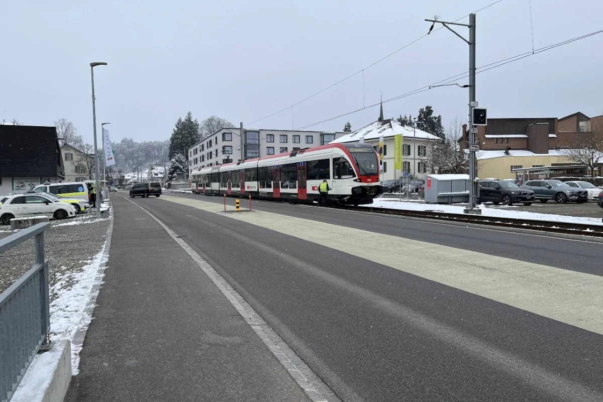 Seon AG - Zug kollidiert mit Auto