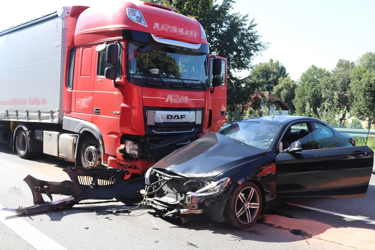 Warburg - Schwerer Unfall zwischen Lkw und Pkw