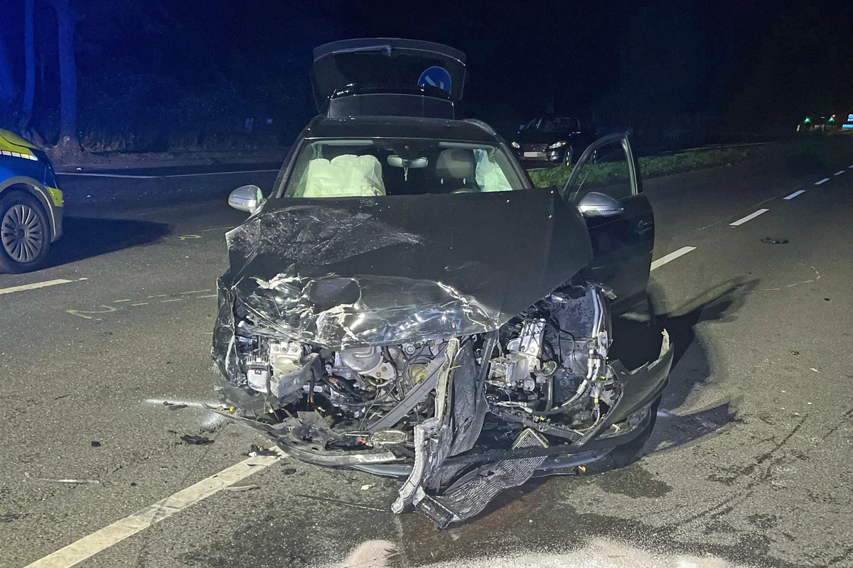 Langenfeld - Unfall zwischen Audi und BMW